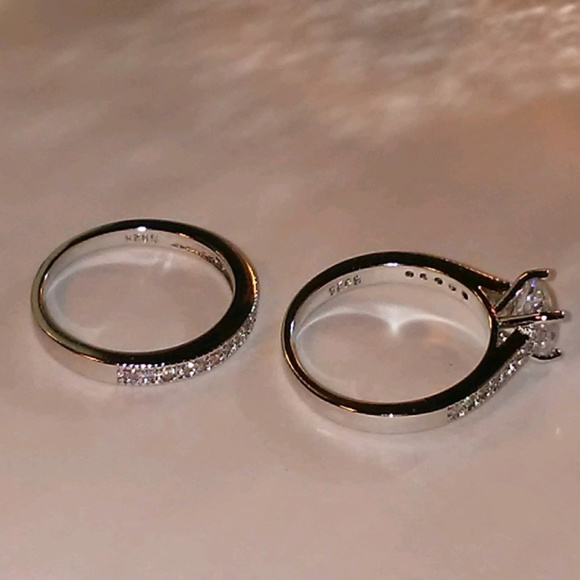 Simulated Diamonds Wedding Engagement Wedding Set Round Ring - Picture 10 of 11